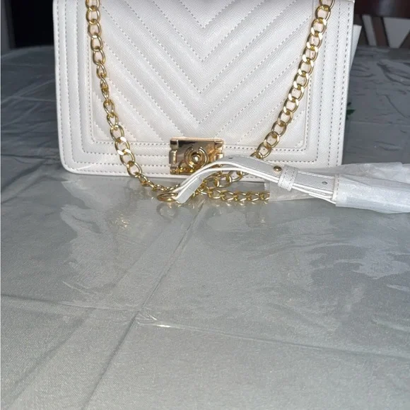 Elegant Quilted Chain Shoulder Bag - White, Blue, Brown - Picture 2 of 5